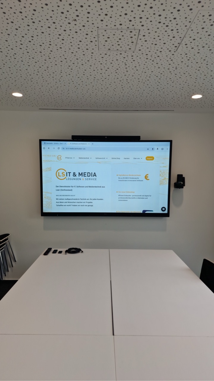 Elegantes All In One Konferenzsystem aus Display, Audiobar, Deckenmikrofon und PTZ-Kamera