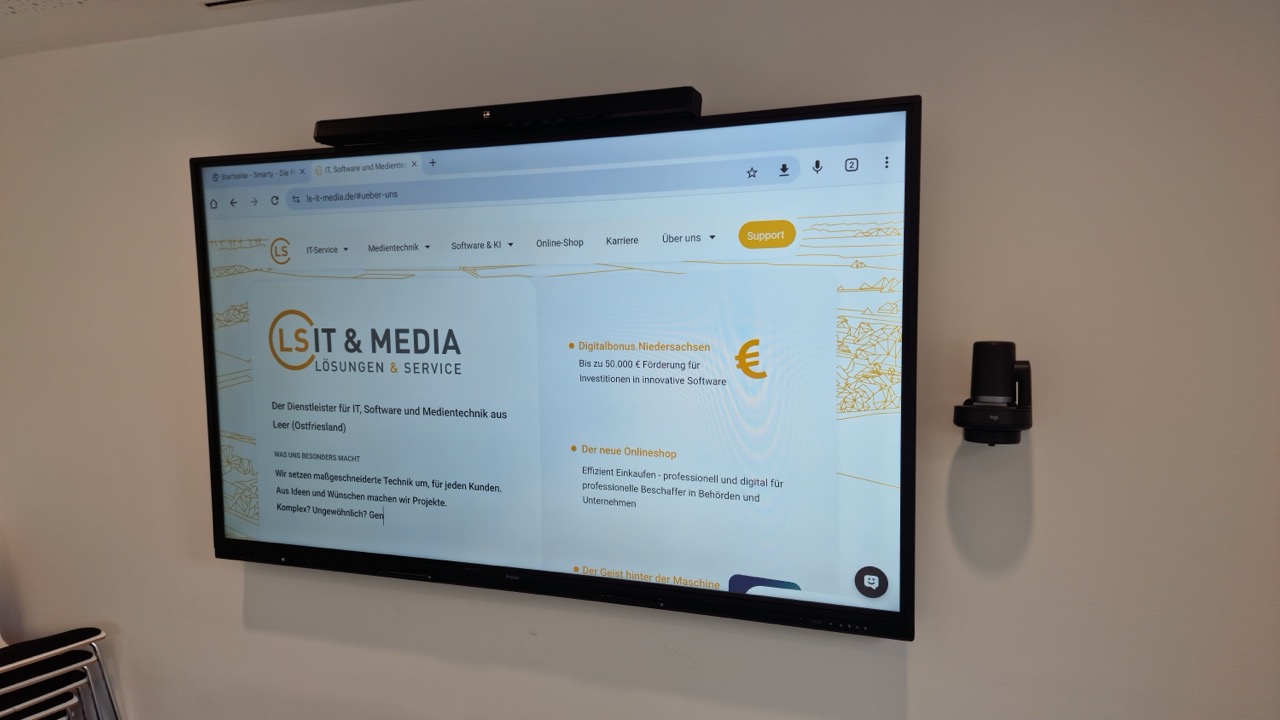 Elegantes All In One Konferenzsystem aus Display, Audiobar, Deckenmikrofon und PTZ-Kamera