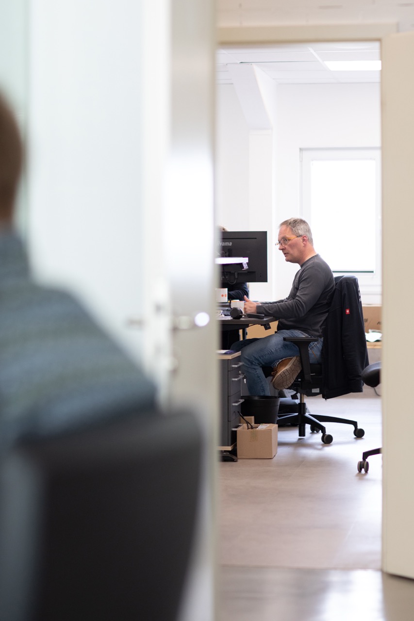 IT-Chef Hans-Jürgen Schüürmann bei der Arbeit