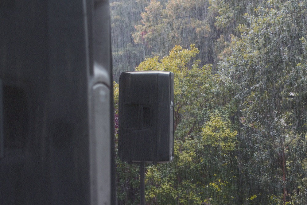 Lautsprecher outdoor bei Regen