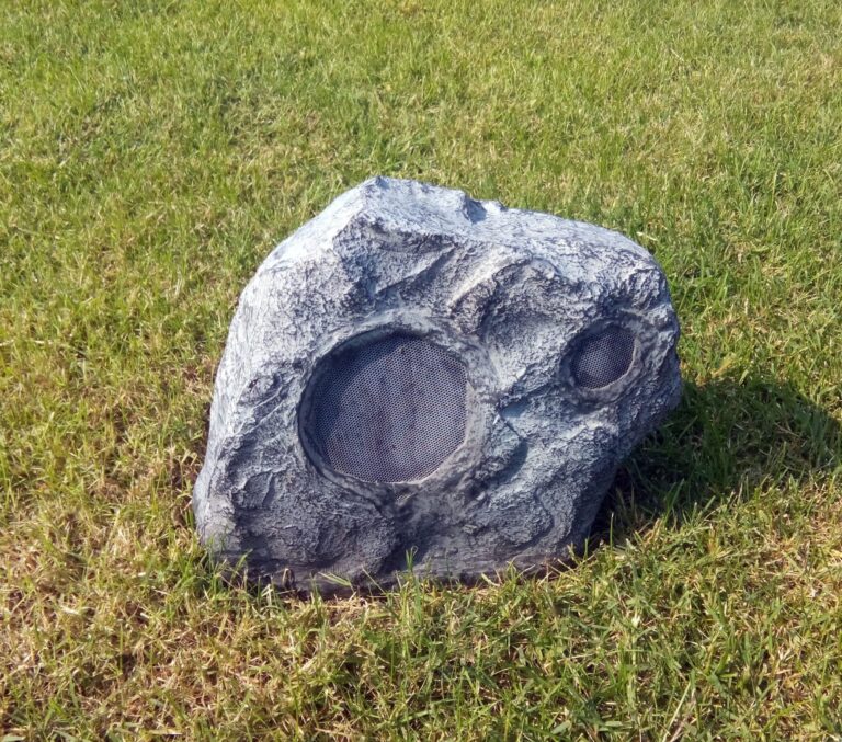 Wetterfester Outdoor-Lautsprecher, der wie ein Stein aussieht