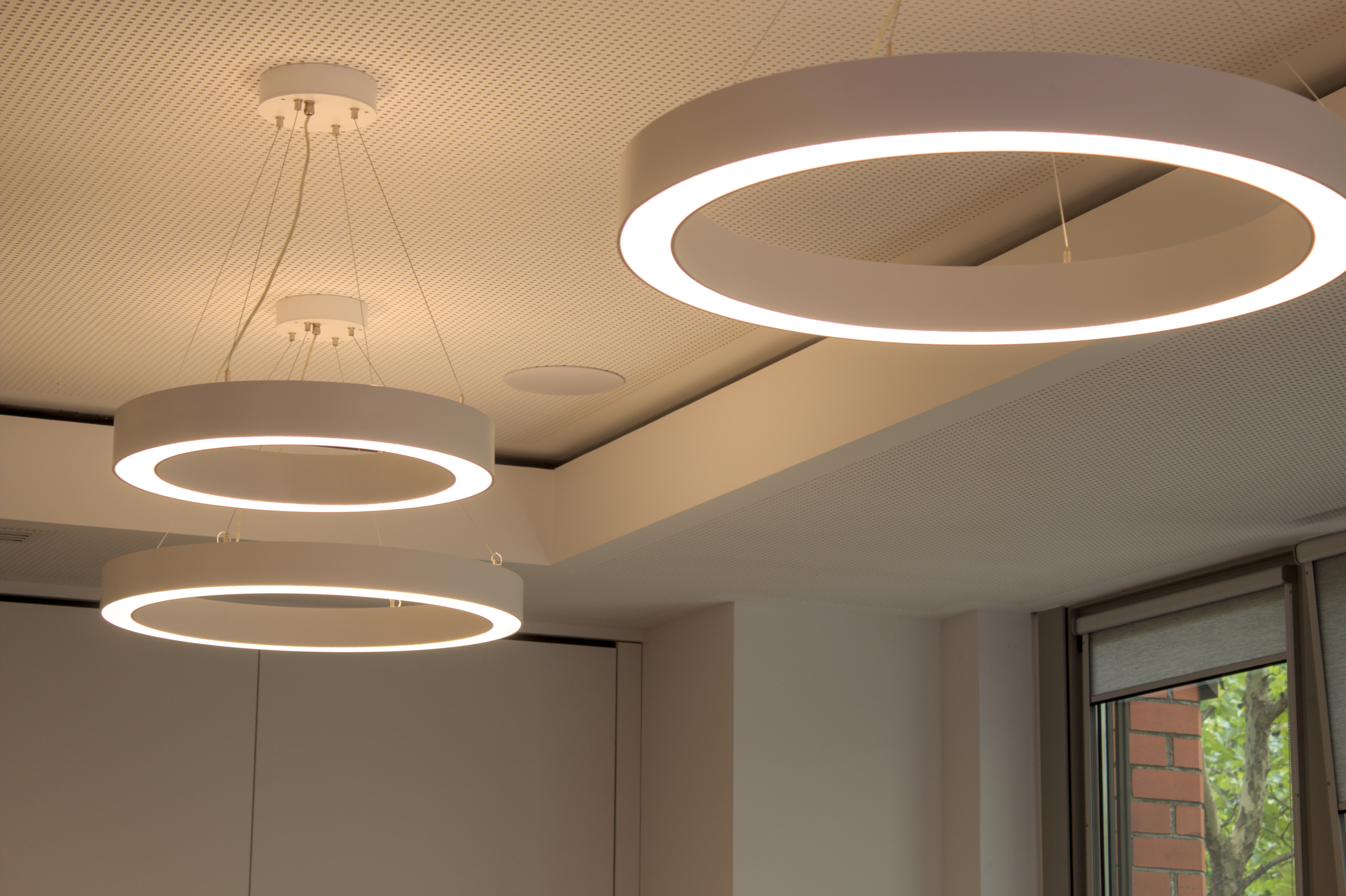 Deckenlautsprecher zwischen Deckenlampen