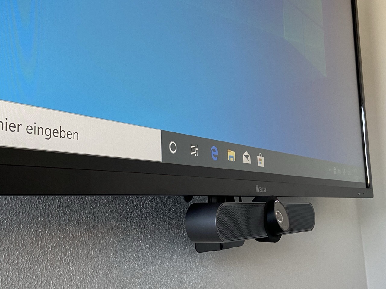 Eine Logitech Meetup an einem 55-Zoll Iiyama Display