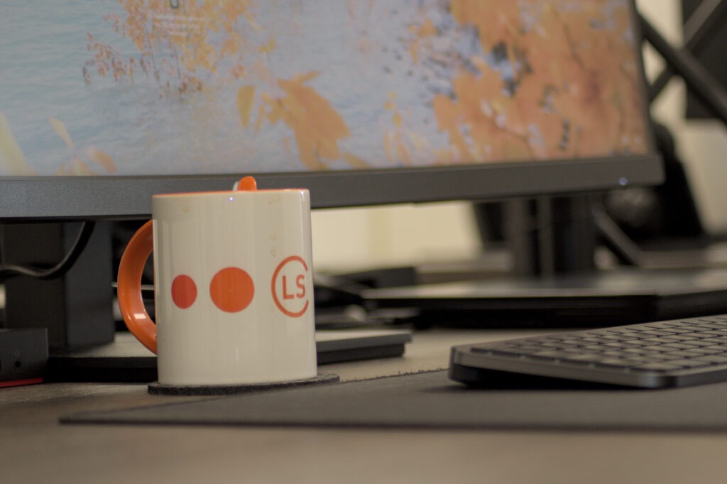 LS IT MEDIA beschriftete Tasse auf einem Schreibtisch