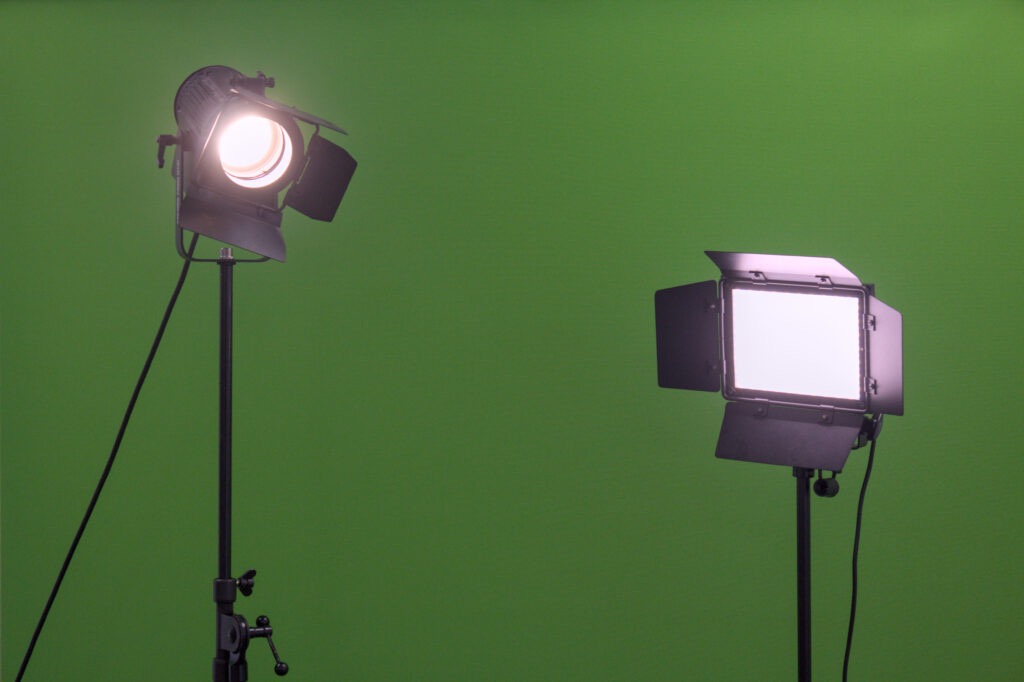 Lichtequipment vor einem Greenscreen in einem Fotostudio