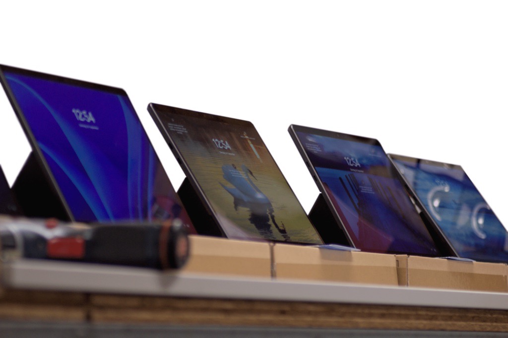 Mehrere Microsoft Surface Laptop-Tablets nebeneinander in Reihe