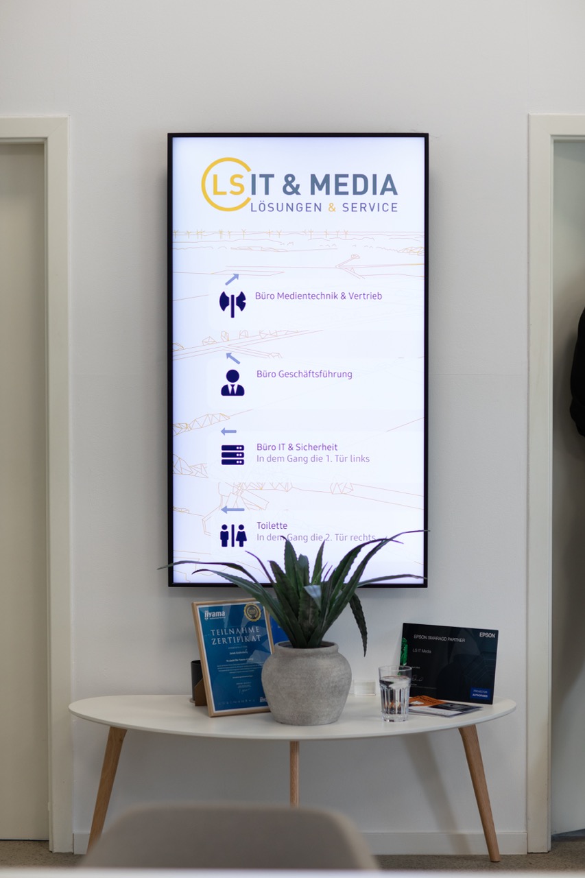 Digital Signage Display im Showroom Leer