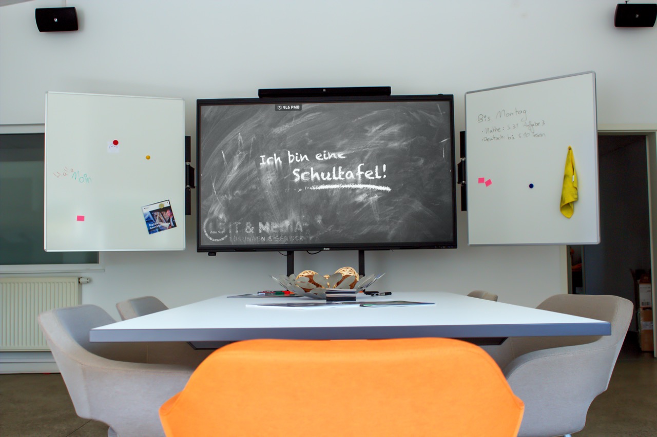 Digitale Schultafel im Showroom Leer