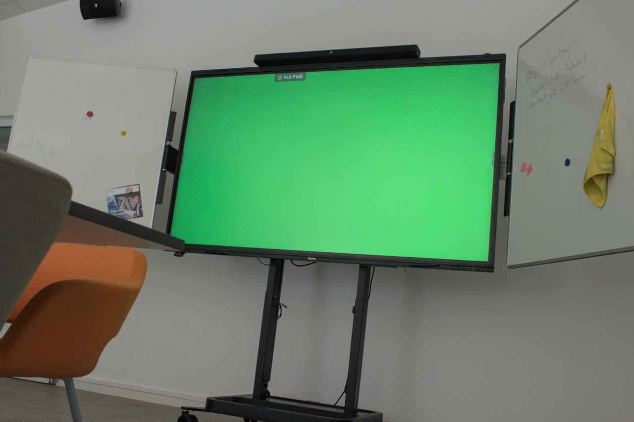 Greenscreen auf der digitalen Schultafel (auf einem interaktiven Display) im Showroom Leer