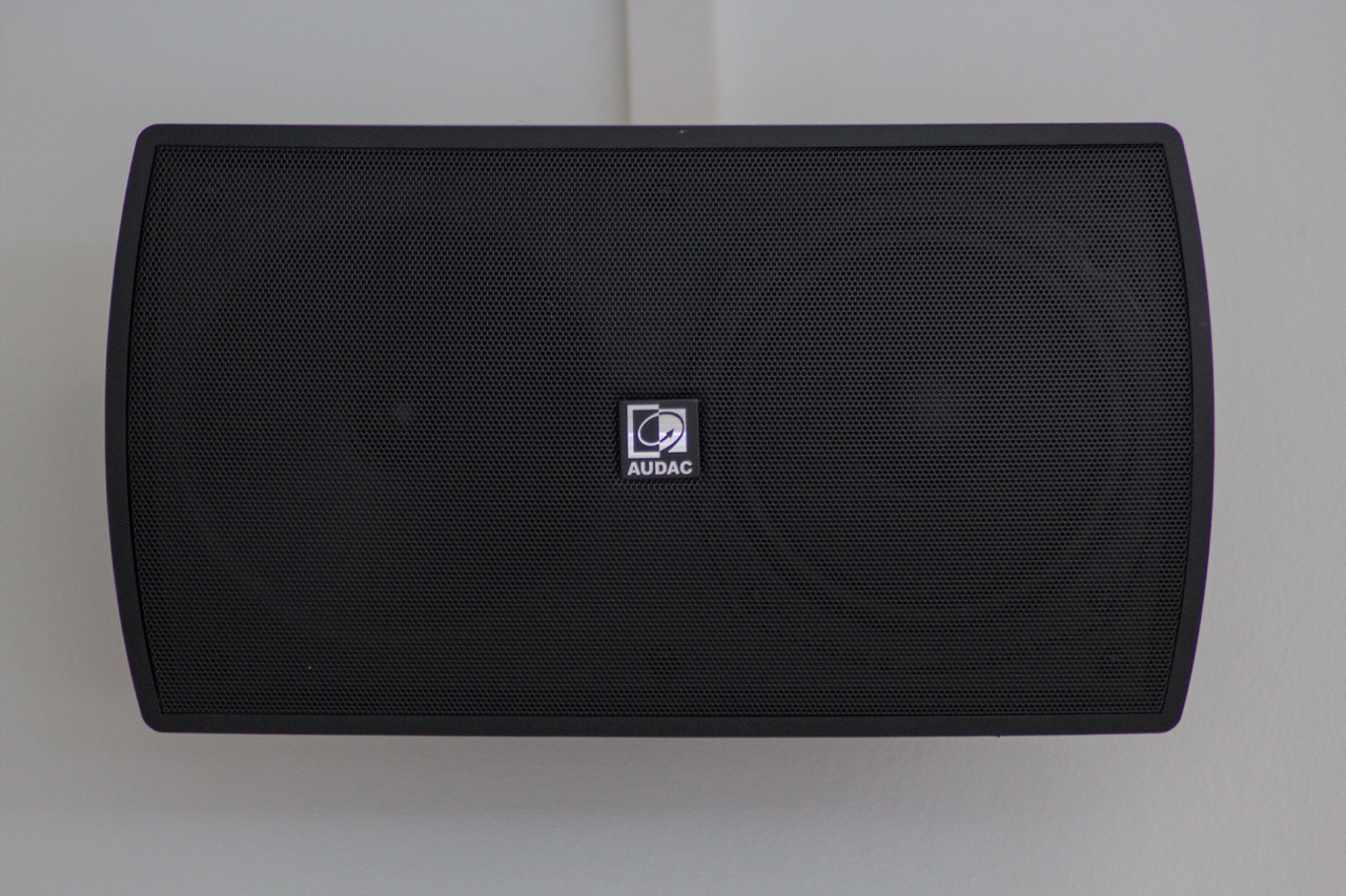 Audac Lautsprecher im Showroom Leer