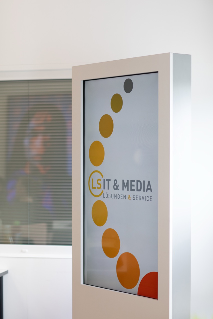 Stele Signage im Showroom Leer
