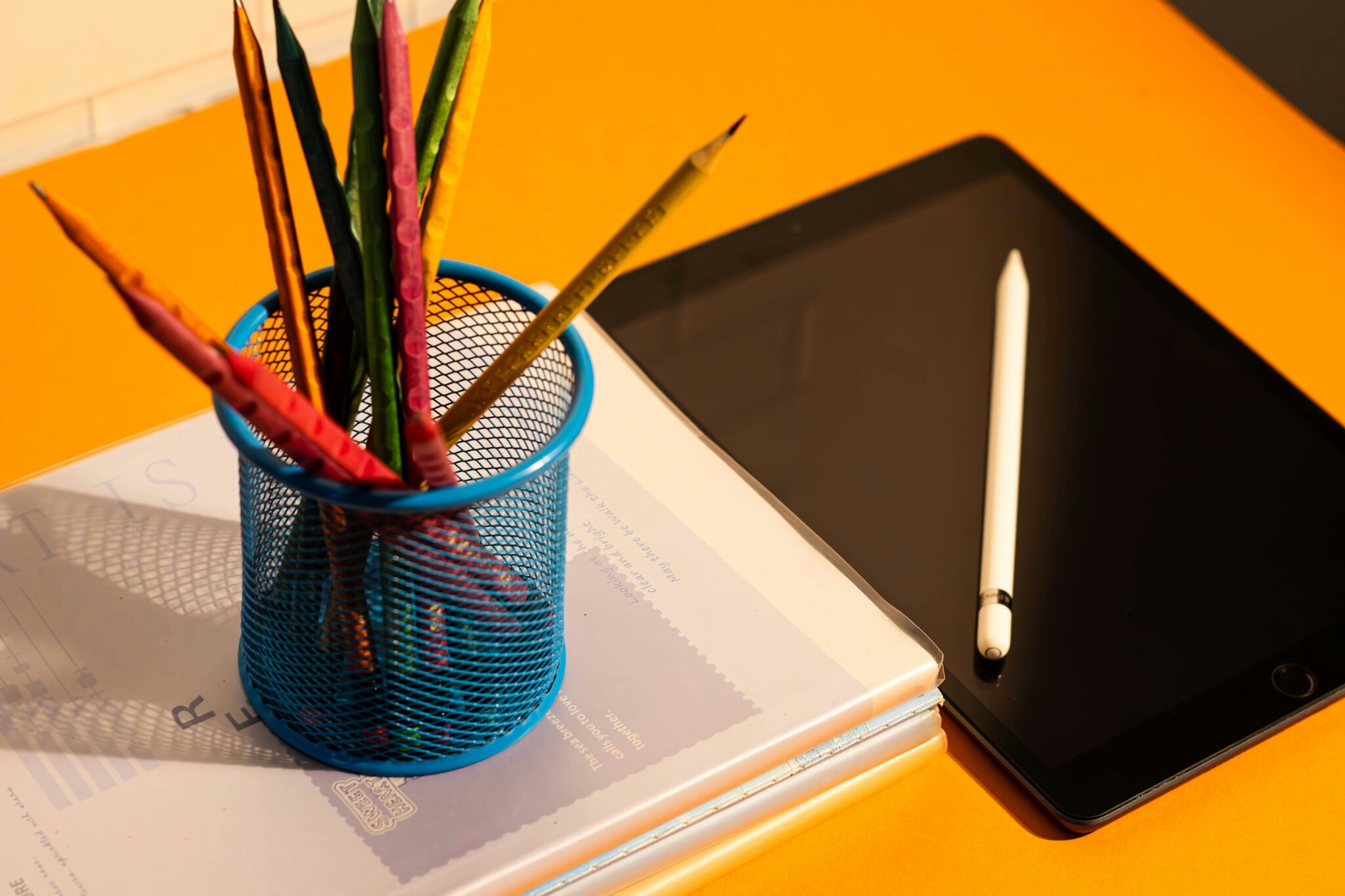 Digitales Tablet und Stifte auf einem Schreibtisch