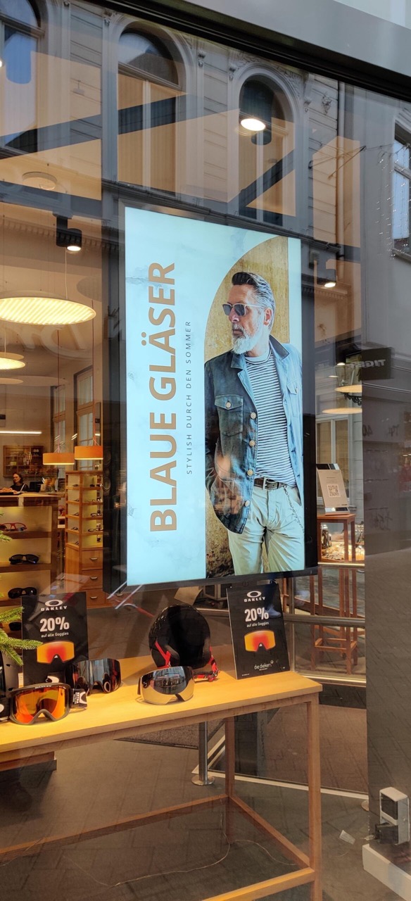 Digitales Werbedisplay im Schaufenster