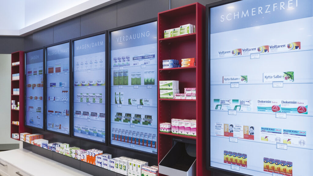 Viele Signage Displays nebeneinander in einer Apotheke, die wie ein Regal Produkte und ihre aktuellen Preise anzeigen