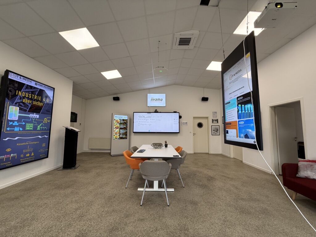 Der Showroom von LS IT & Media mit sehr vielen Displays und weiterer Meidentechnik