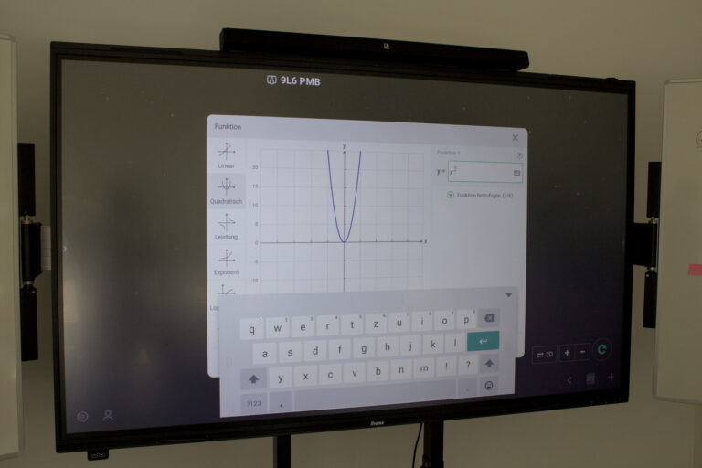 Matheunterricht auf der digitalen Schultafel