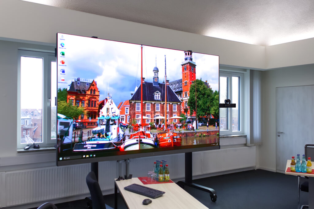 Helle LED-Wall im Besprechungssaal der Stadt Leer