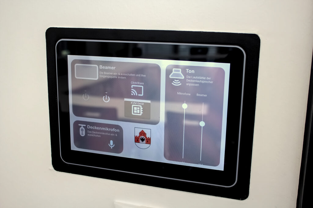 Mediensteuerung im Konferenzsaal Gemeinde Friedeburg zum Steuern der Medientechnik
