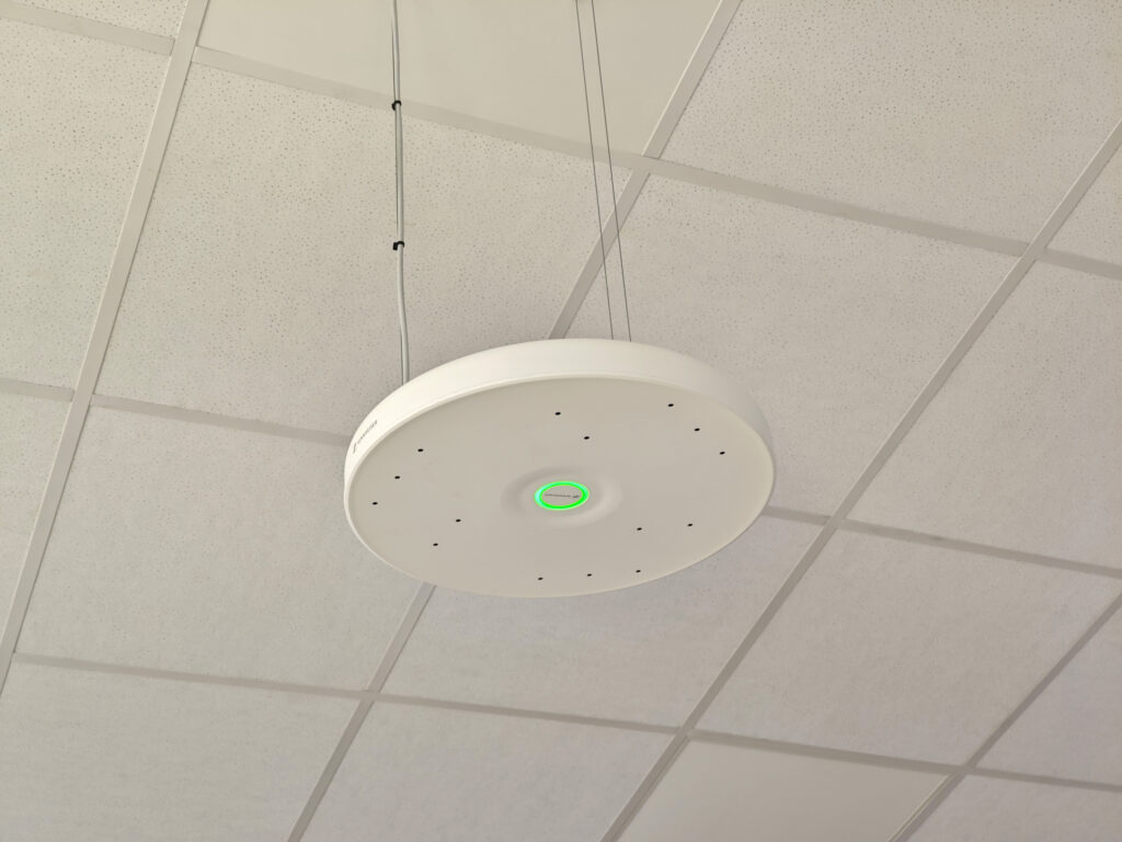 Von der Decke abgehängtes, rundes und weißes Mikrofon von Sennheiser