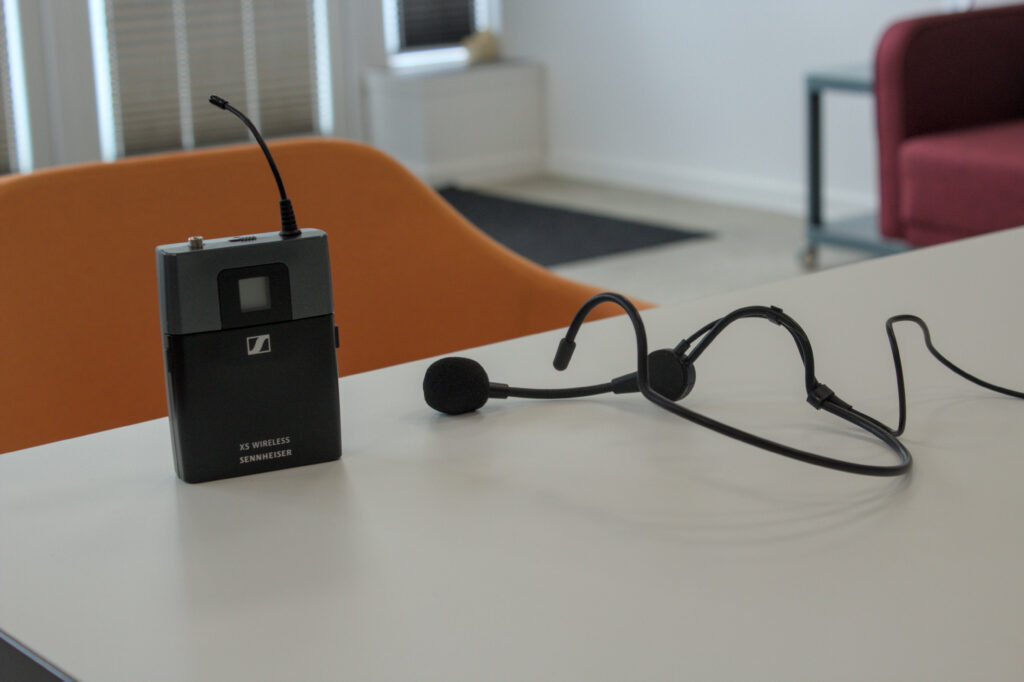 Kabelloses Headset-Mikrofon von Sennheiser auf einem weißen Tisch