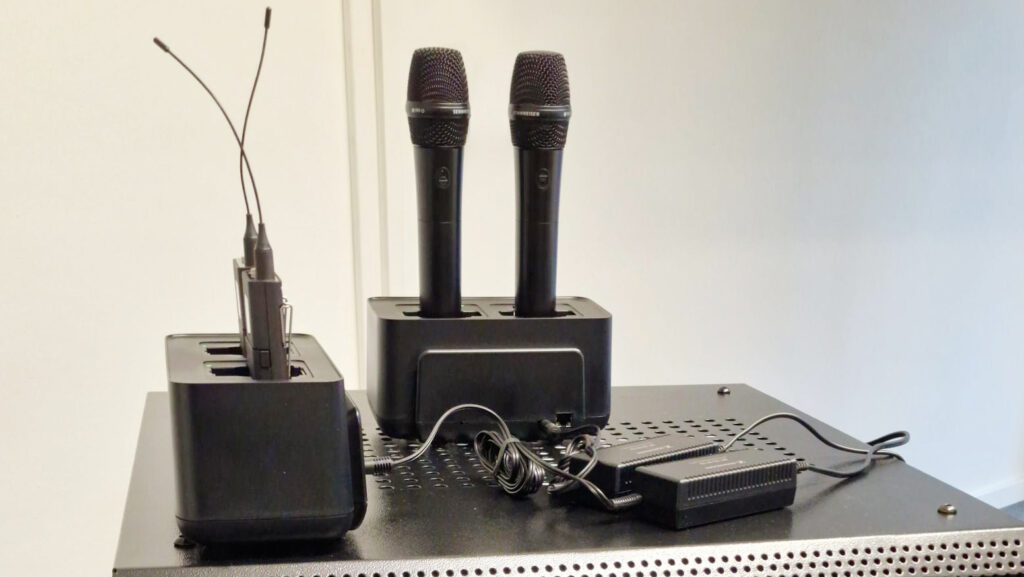 Kabellose Sennheiser Mikrofone in Ladeschalen