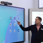 Person präsentiert einen großen Iiyama Touch-Bildschirm