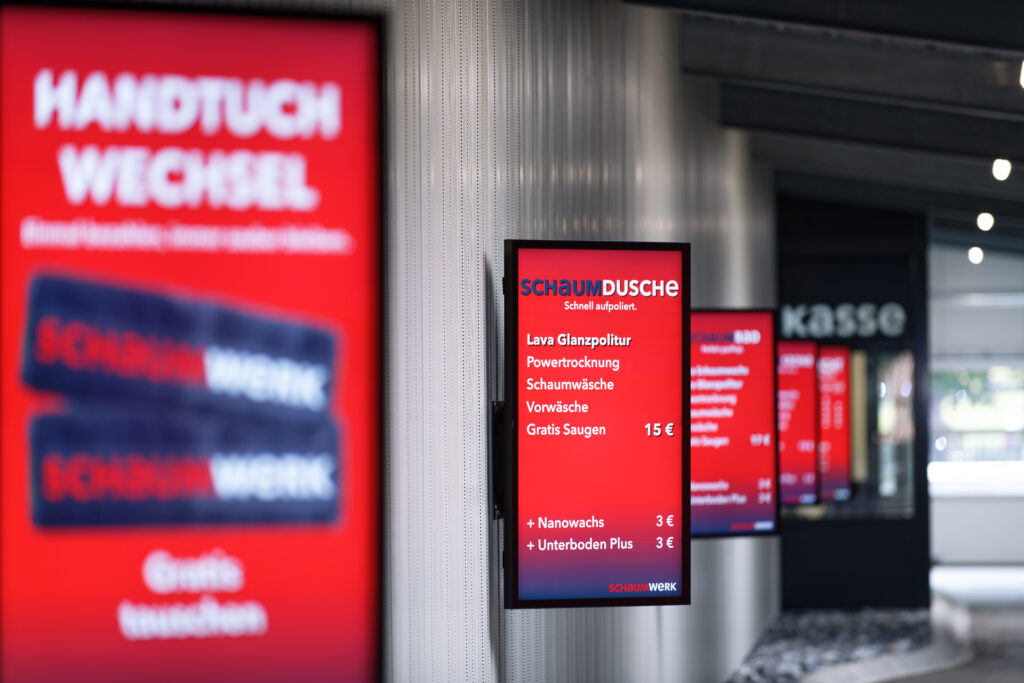 Viele Hintereinander angebrachte Signage Bildschirme mit Werbung für das Schaumwerk Hildesheim