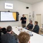 Ein Mitarbeiter stellt seinen Kollegen im Unternehmen vor, was Microsoft Copilot ist