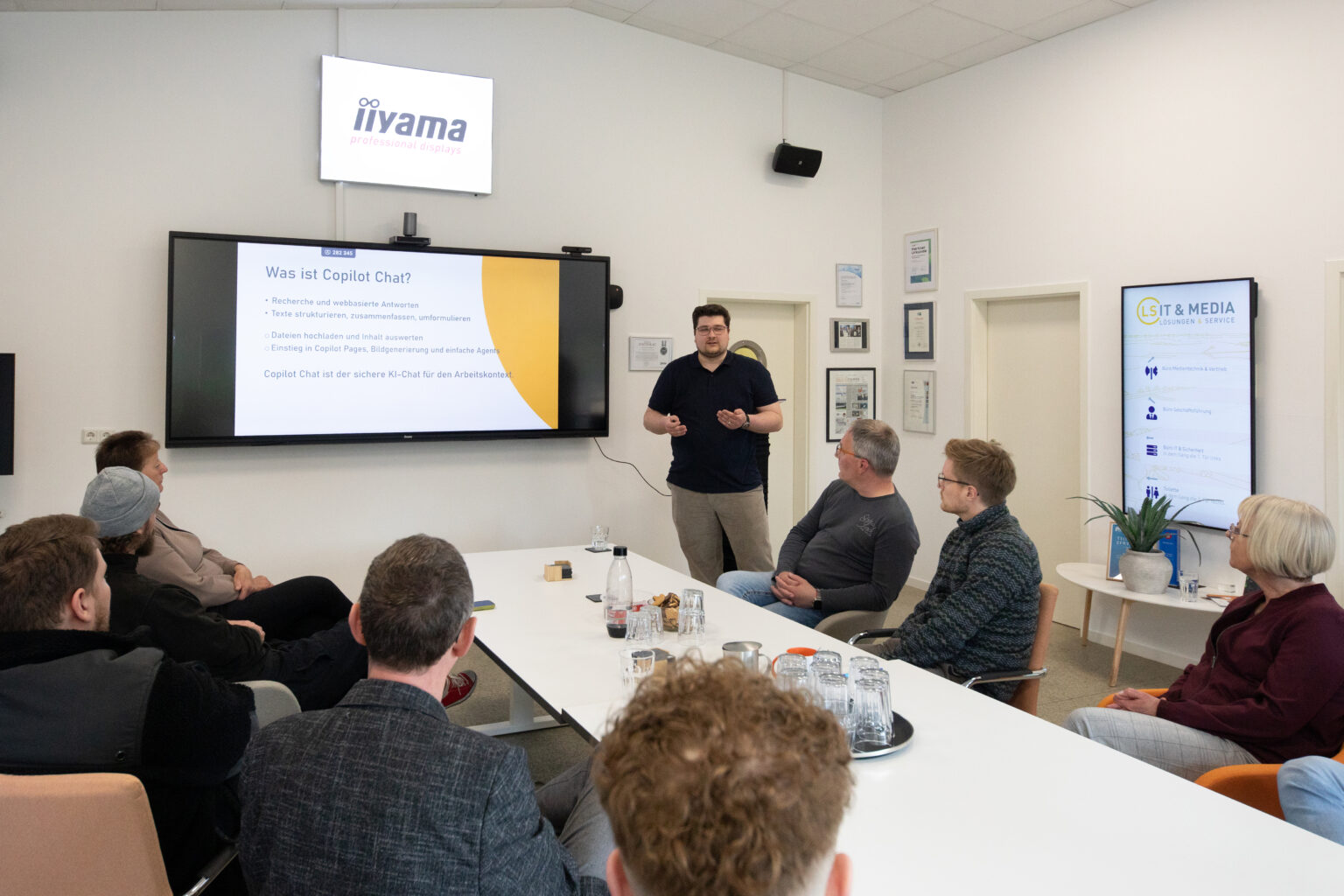 Ein Mitarbeiter stellt seinen Kollegen im Unternehmen vor, was Microsoft Copilot ist