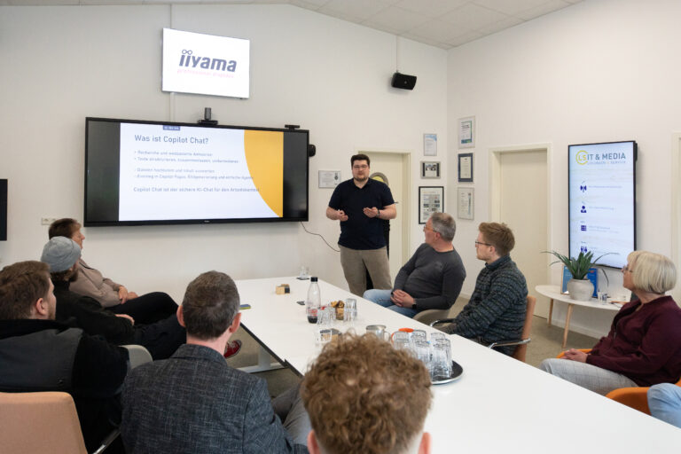 Ein Mitarbeiter stellt seinen Kollegen im Unternehmen vor, was Microsoft Copilot ist