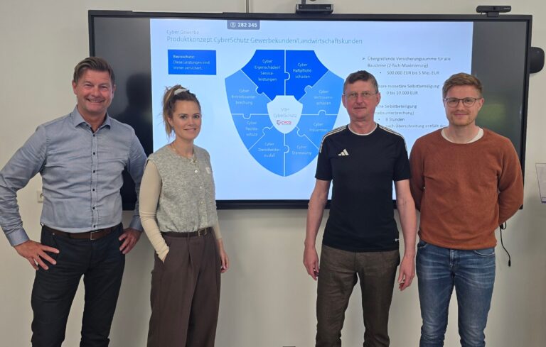 Von links: Harry Janssen (Versicherungsspezialist Firmenkunden Sparkasse LeerWittmund), Kerstin Busch (VGH Versicherungen), Eckhard Groen und Janek Grafenburg (beide LS IT & Media)